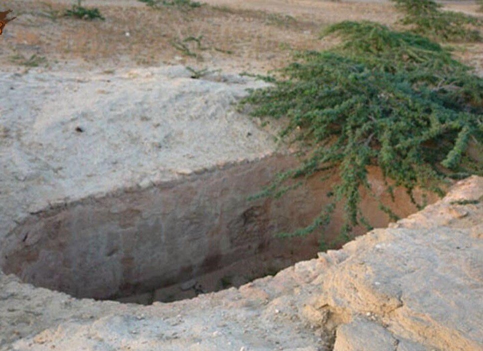 شب ها نباید به این قبرستان رفت؟/ گورستانی با قبرهای ۲ متری!/ این روستا مدفن اجنه است/ مقصدی برای گردشگران ماجراجو